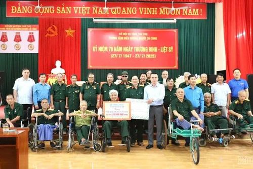 Thăm hỏi và tặng quà Trung tâm điều dưỡng người có công