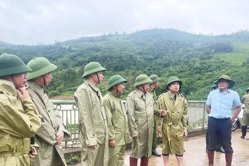 Phó Chủ tịch UBND tỉnh Đinh Công Sứ kiểm tra, đôn đốc công tác ứng phó với bão số 3 tại các xã: Cao Dương, Liên Sơn và Lương Sơn