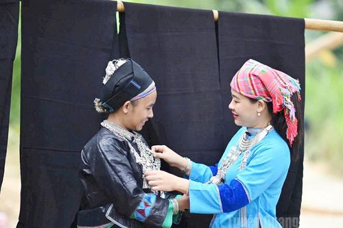 Sắc chàm trên váy áo phụ nữ Nùng U Nấm Dẩn