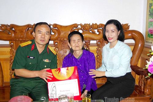 Phó Chỉ huy trưởng Bộ CHQS tỉnh Giàng Cò Sài thăm, tặng quà Mẹ Việt Nam Anh hùng