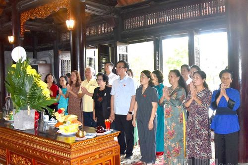 Đoàn đại biểu Quốc hội các khóa tỉnh Lạng Sơn về nguồn tại Tuyên Quang