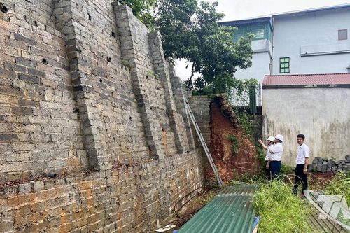 Nỗi lo sạt lở đất dưới chân cột điện cao thế
