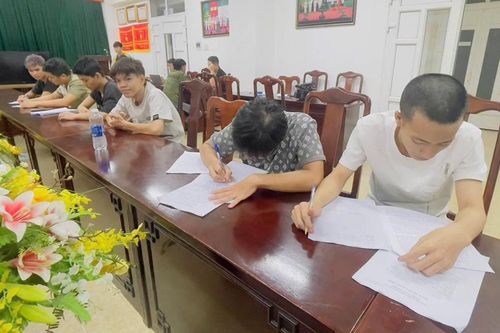 'Mặt đỏ như vang' liền sang 'Mặt vàng như nghệ'
