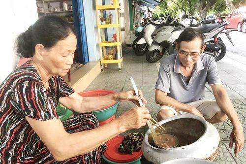Quán ăn dè dặt bán các món có thịt lợn