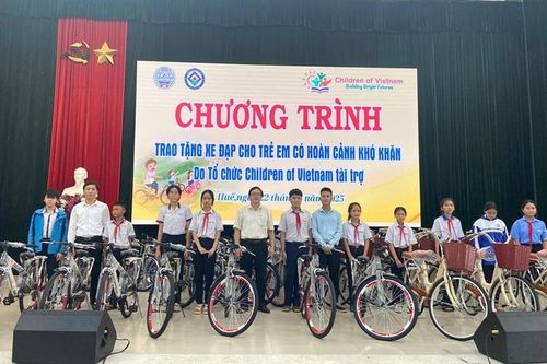 Trao tặng 50 chiếc xe đạp cho học sinh có hoàn cảnh khó khăn