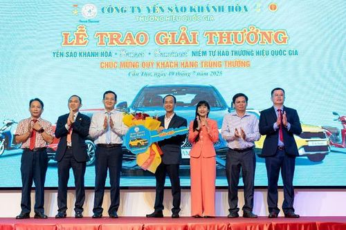 Trao thưởng ô tô trong chương trình tri ân khách hàng của Yến sào Khánh Hòa