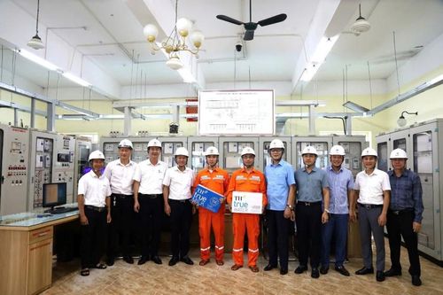 Công đoàn PC Hưng Yên hỗ trợ, động viên người lao động ứng trực trong tâm bão Wipha