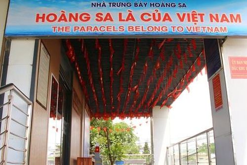 UBND đặc khu Hoàng Sa lý giải cụm từ 'The Paracels belong to Vietnam' trên băng rôn
