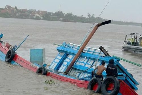 Quảng Ninh: Tàu cá lật vì gió lốc, 9 người được cứu kịp thời