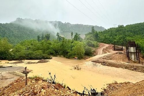 Nghệ An: Nước lũ dâng cao, cầu tràn ngập sâu khiến 6 bản cùng nghìn nhân khẩu bị cô lập