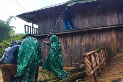 Gió giật mạnh làm hỏng hàng chục ngôi nhà ở Đà Nẵng