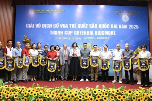 Giữa rừng kỳ thủ, một cô bé sáu tuổi lặng lẽ giành Cúp vàng