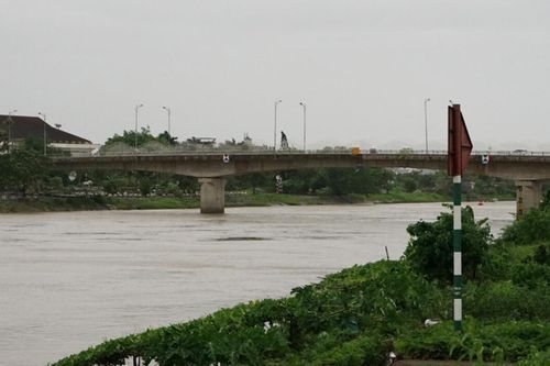 Hưng Yên: Mực nước dâng cao, nguy cơ ngập lụt ven sông Hồng và sông Trà Lý