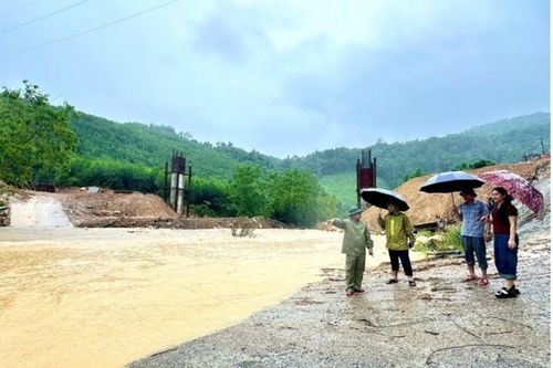 Nghệ An: Mưa lớn kéo dài, hơn 200 hộ dân bị cô lập
