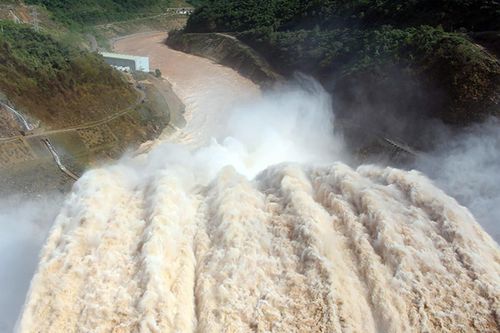 Loạt hồ thủy điện ở Nghệ An xả nước để đảm bảo an toàn