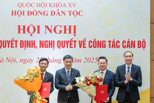 Phó Chủ tịch Quốc hội Vũ Hồng Thanh dự Hội nghị công bố, trao các quyết định về công tác cán bộ