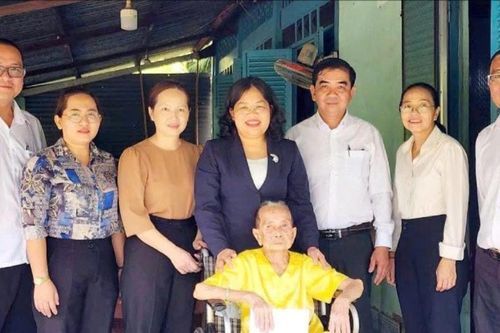 Đoàn công tác của Thành ủy, HĐND, UBND, Ủy ban MTTQ Việt Nam TP. Hồ Chí Minh thăm, tặng quà Mẹ Việt Nam Anh hùng và gia đình chính sách