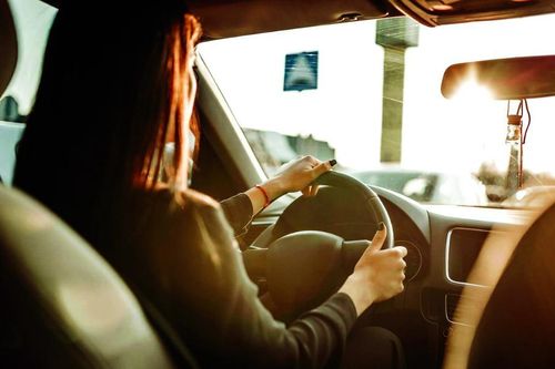 Thói quen lái xe tưởng vô hại nhưng đang âm thầm tiêu tốn nhiên liệu