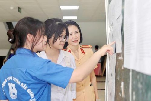 Bước vào Trường Chuyên cùng sự đồng hành đầy yêu thương từ những 'mẹ đỡ đầu'