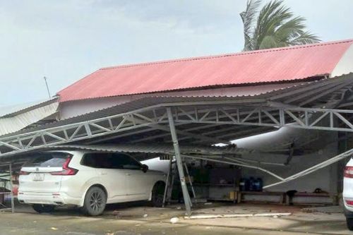 Dông lốc làm sập, tốc mái 99 căn nhà ở An Giang
