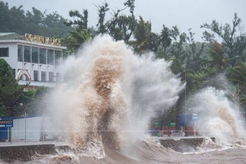 Bão vừa qua, Hải Phòng ngập trong nước triều cường
