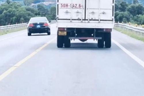 Xử phạt tài xế xe biển xanh 5 triệu đồng vì vượt ẩu trên cao tốc