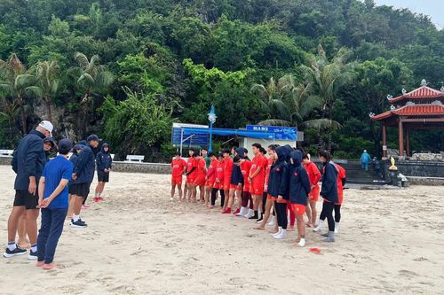 ĐT nữ Việt Nam tập nhẹ ở buổi đầu tại Quảng Ninh
