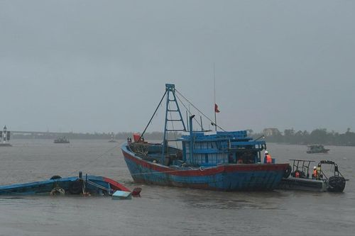 Hỗ trợ đưa thuyền viên tàu bị lật vào bờ an toàn