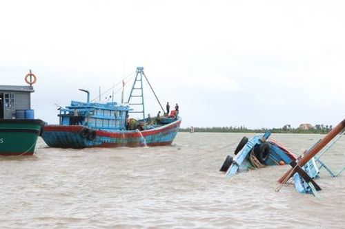 Quảng Ninh: Tàu cá bị đắm trong đêm, 4 thuyền viên thoát nạn