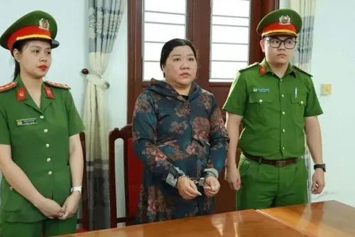 Danh tính 'kiều nữ' 39 tuổi 'lừa dối' hàng xóm làm việc mờ ám ở Quảng Trị