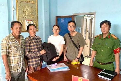 Nhặt được ba lô chứa tài sản trị giá 200 triệu đồng, người phụ nữ liền giao nộp công an