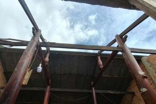 Tây Ninh: Dông lốc làm sập, tốc mái 37 ngôi nhà, 1 người bị thương