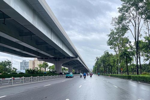 Đường phố Hà Nội vắng vẻ ngày bão số 3 Wipha đổ bộ