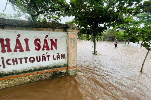 Bãi biển Quất Lâm ngập sâu, lực lượng chức năng lập chốt ngăn dân ra check-in