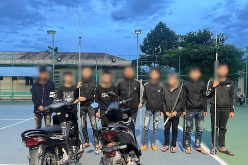 Mâu thuẫn trên mạng xã hội, nhóm thanh thiếu niên vác kiếm chém người