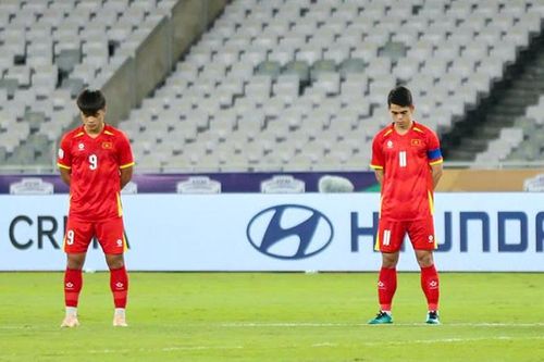 U23 Việt Nam tưởng niệm nạn nhân thảm kịch lật tàu ở Quảng Ninh