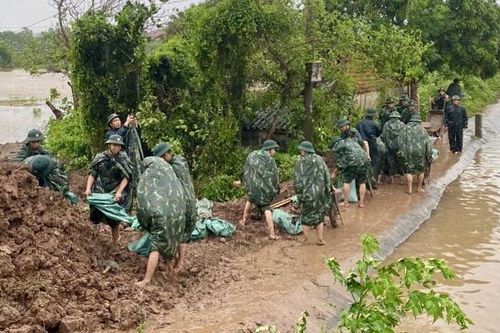 Tràn bờ bao kênh dẫn tại Hưng Yên do bão số 3, khẩn cấp di dời 42 hộ dân