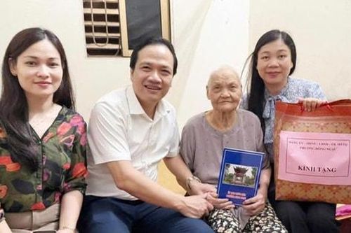 Tri ân các gia đình người có công với cách mạng ở phường Đông Ngạc