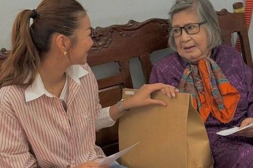 Thanh Hằng thăm, tặng quà nghệ sĩ và người già neo đơn