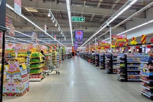 Bão số 3 Wipha đang đi qua Thủ đô, siêu thị vắng vẻ, người dân bình tĩnh mua thực phẩm