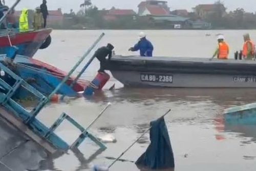Cứu tàu cá chở 9 người lật chìm trên sông Chanh