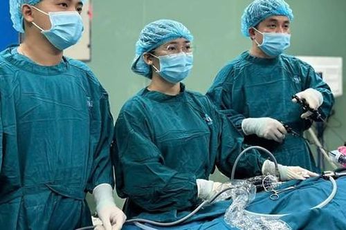 'Giải cứu' dạ dày bị xoắn cho bé trai 2 tuổi ở Quảng Ngãi