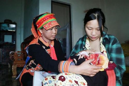 Nhiệm vụ của cô đỡ thôn bản là gì?