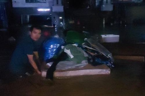 Mưa chưa ngớt, lũ cuồn cuộn dâng cao, hàng trăm hộ dân chạy lũ trong đêm ở Mường Xén