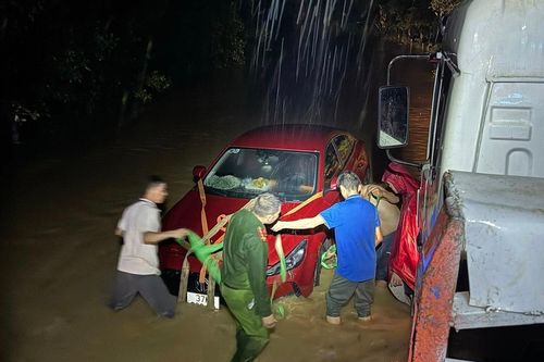 Nghệ An: Lũ lên quá nhanh, 1 người mất tích, 6 người thoát chết trong gang tấc