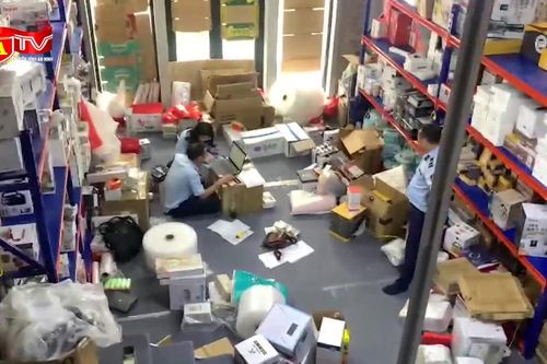 Cận cảnh khám xét kho hàng gia dụng trôi nổi, không giấy tờ