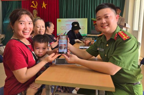 'Nâng bước' người già, người yếu thế tiếp cận công nghệ số
