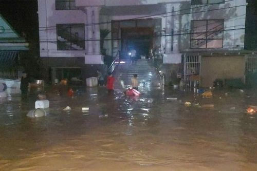 Người dân Mường Xén chạy lũ trong đêm