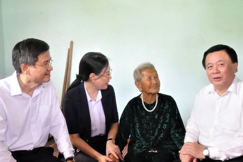 Ủy viên Bộ Chính trị Nguyễn Xuân Thắng thăm gia đình có công tại tỉnh Quảng Ngãi