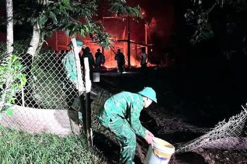 'Bà hỏa' thiêu rụi 2 ngôi nhà ở Quảng Trị, 4 người thoát nạn